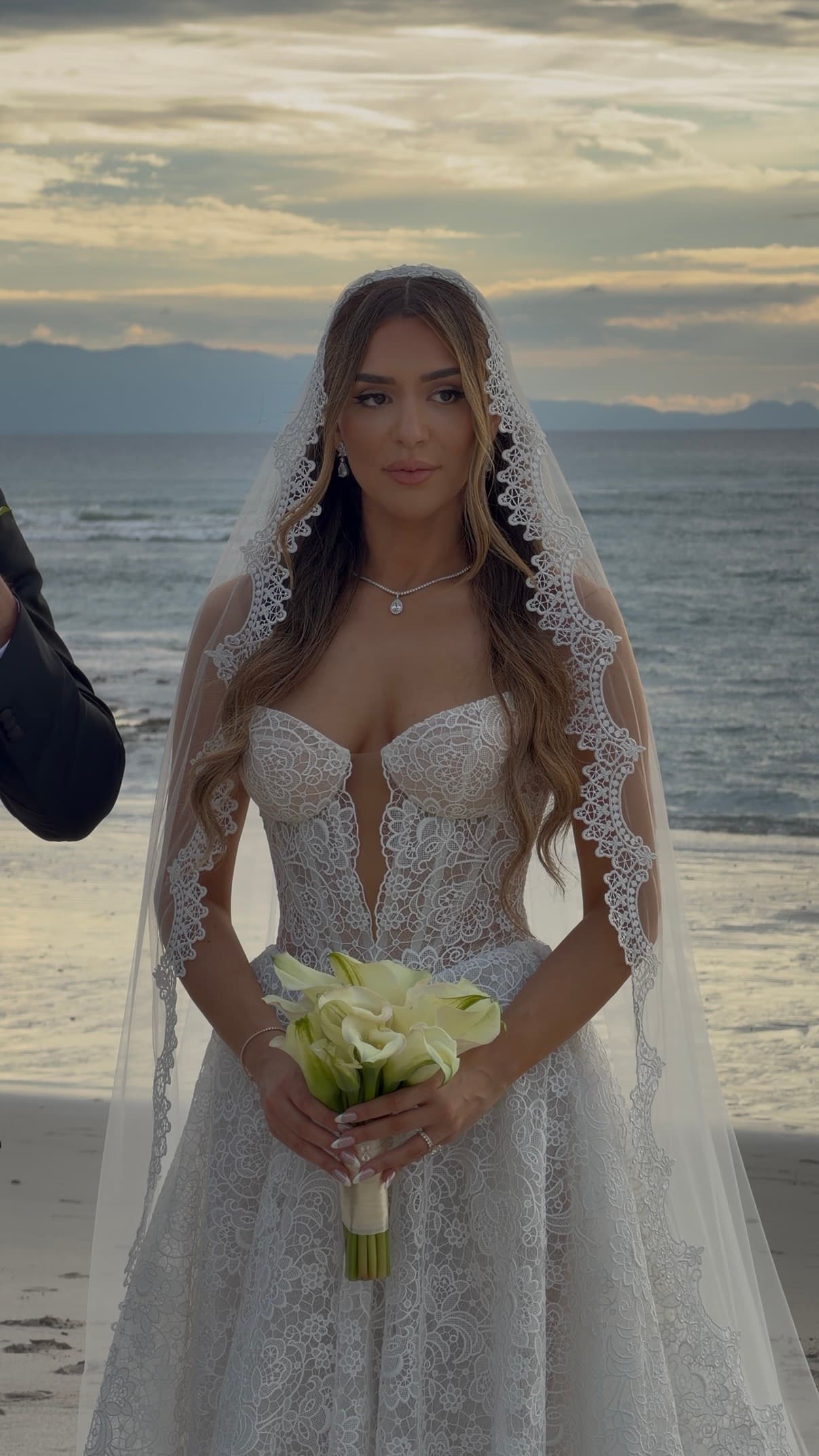 Bride with veil at sunset beach — Riviera Maya