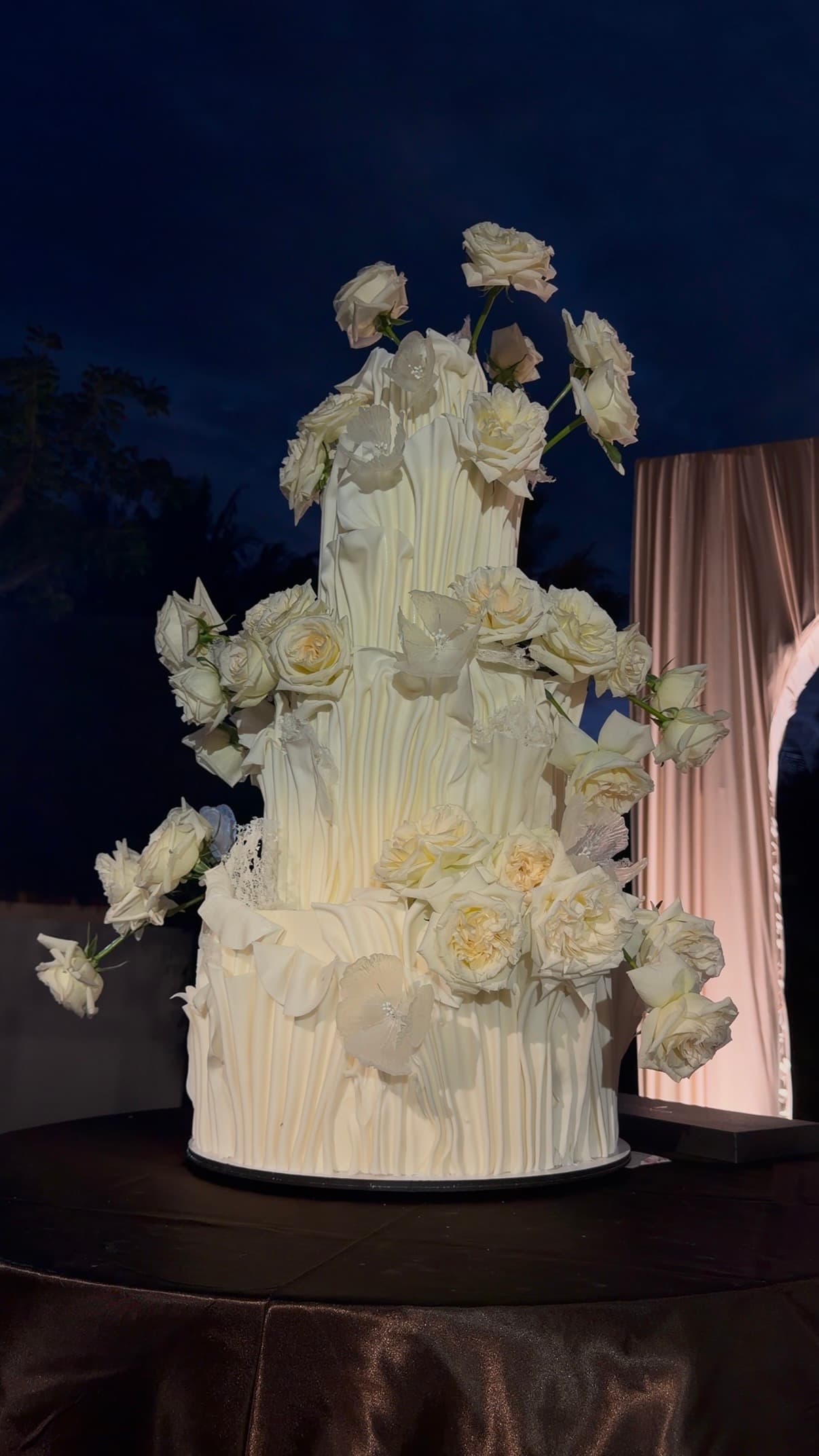 Wedding cake with white roses — luxury event content